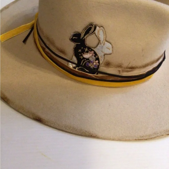Embroidered Cream Hat with Floral Design display picture 2